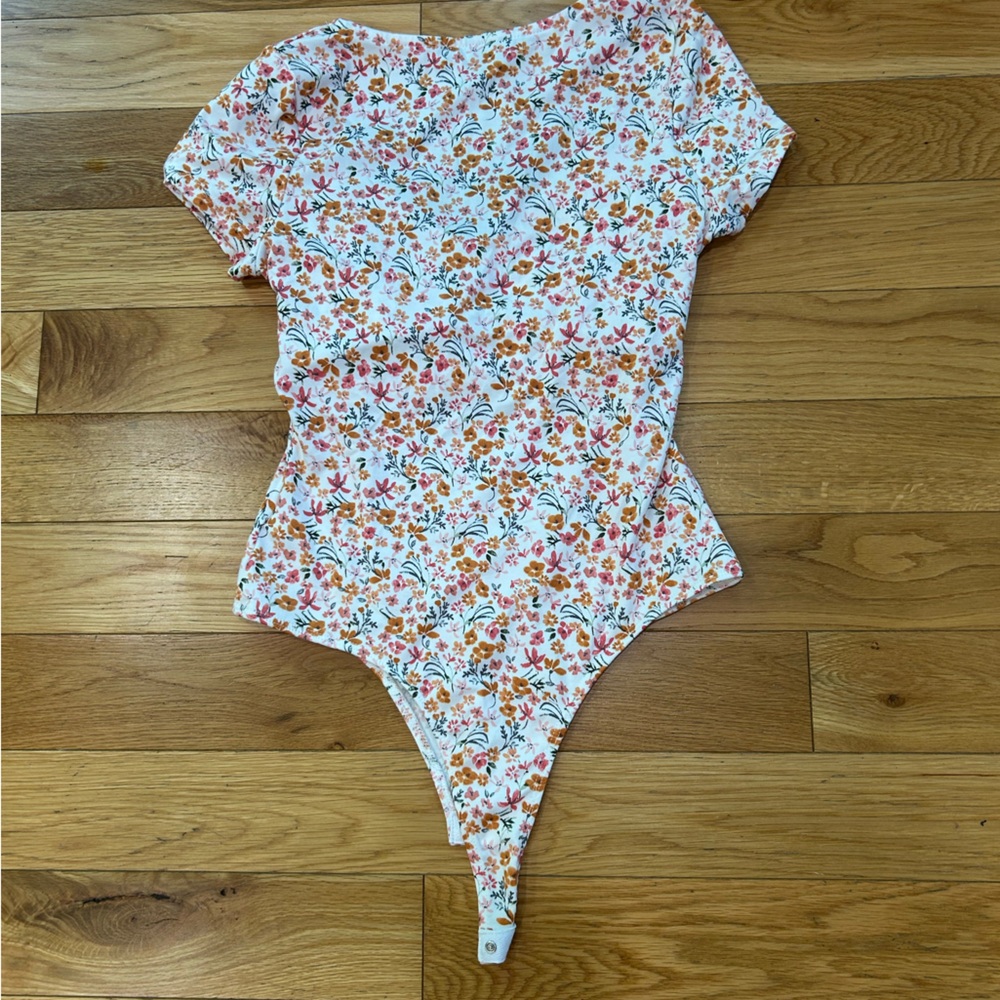 Lulus Floral Bodysuit- NWT - Picture 3 of 3
